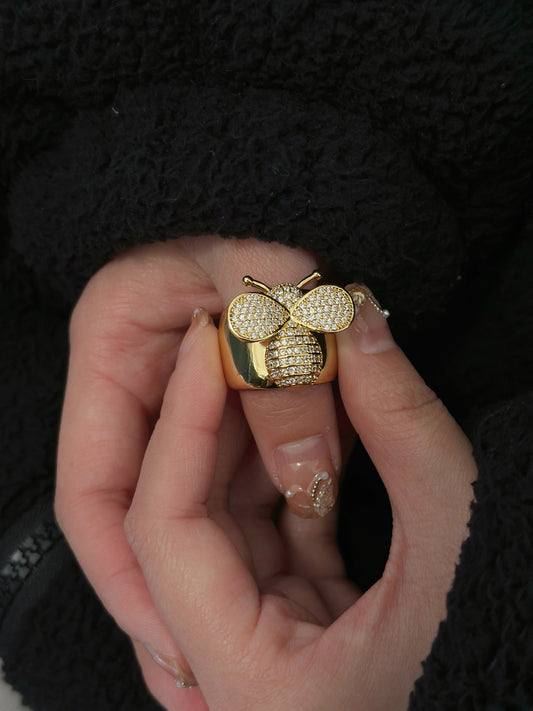 Royal Honeycomb™ Pavé Bee Ring