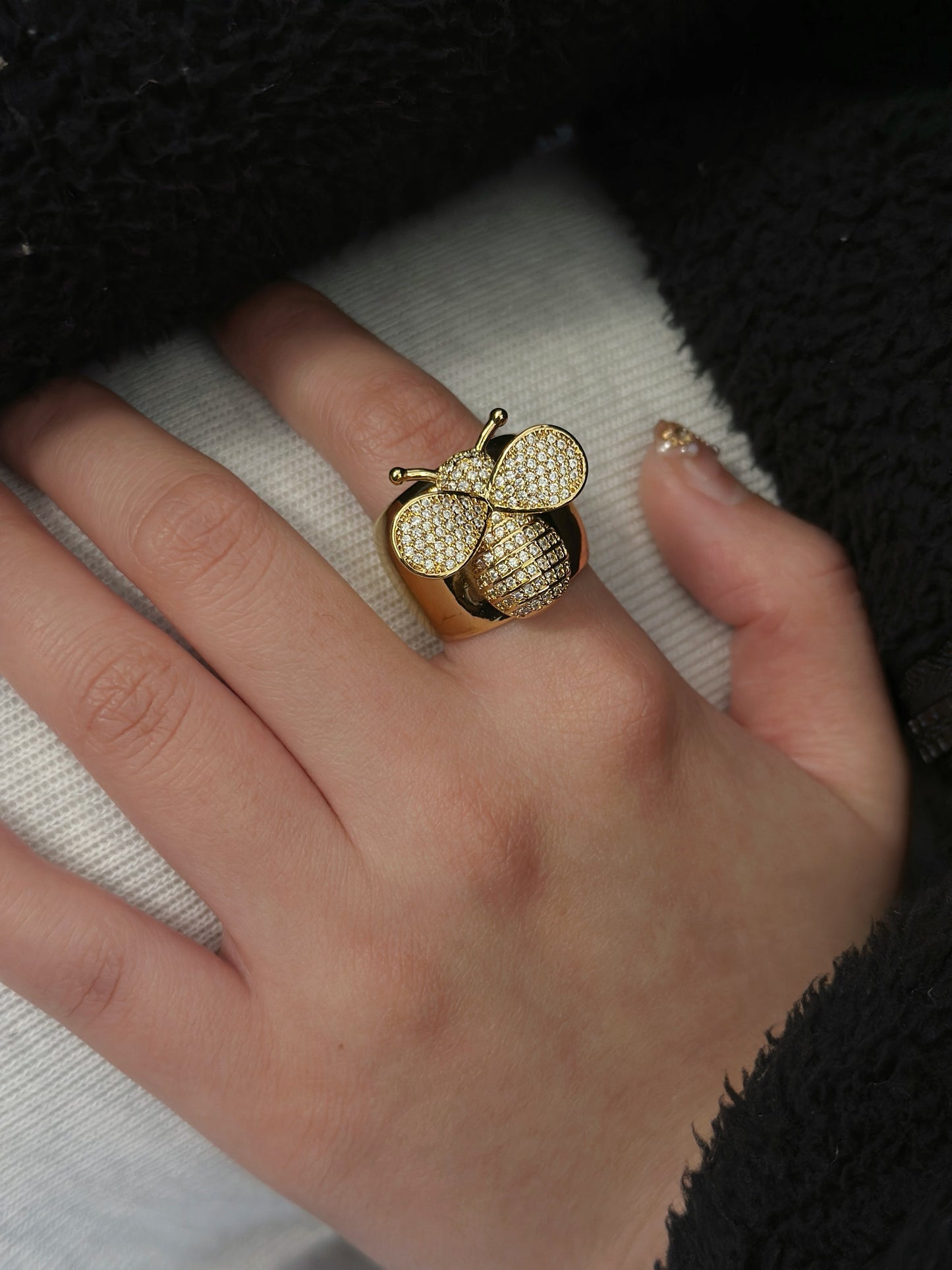 Royal Honeycomb™ Pavé Bee Ring